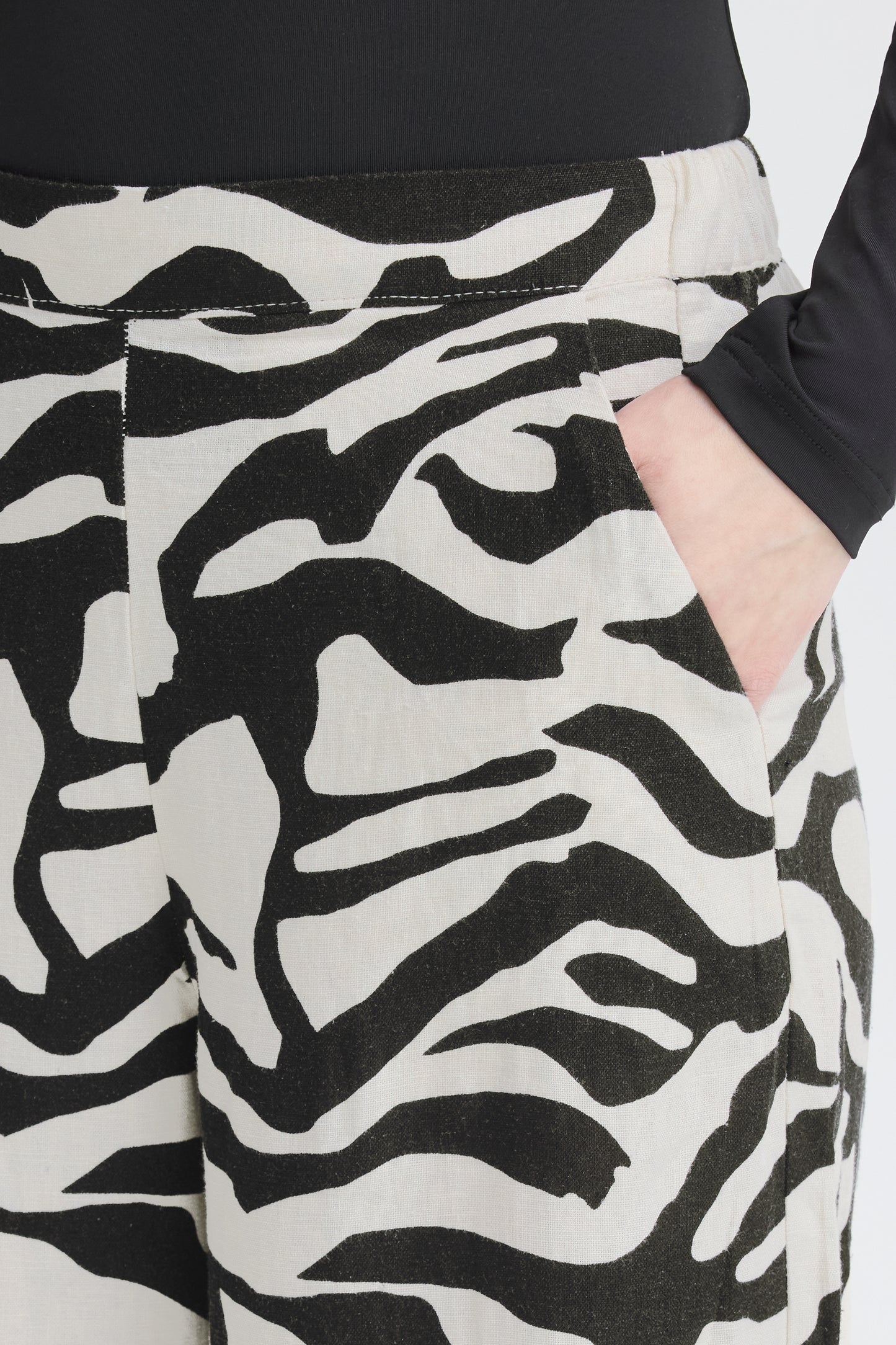 Ihlinno Trousers - Graphic Animal Print