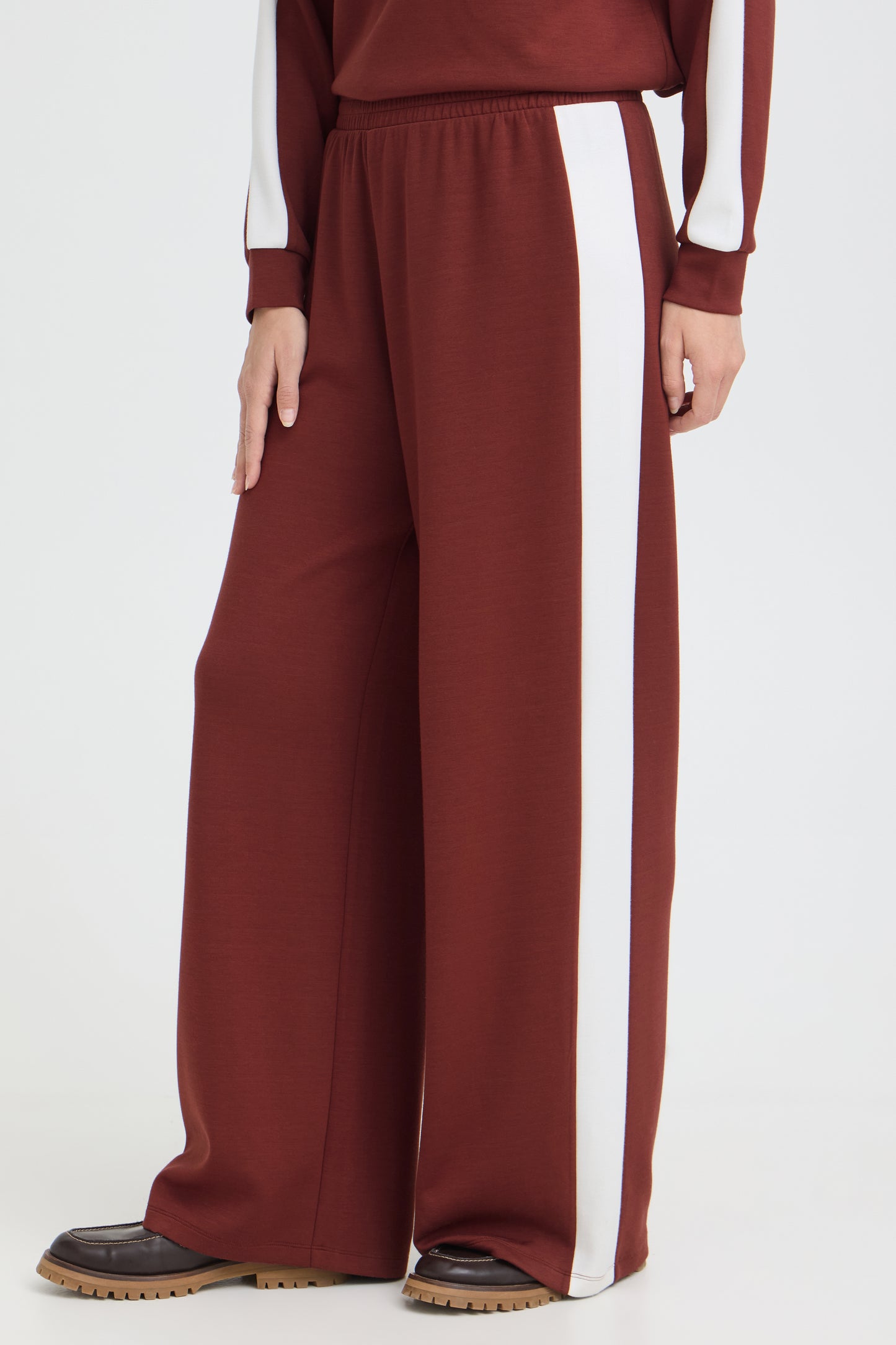 Fraurora Trousers - Rum Raisin with White Stripe