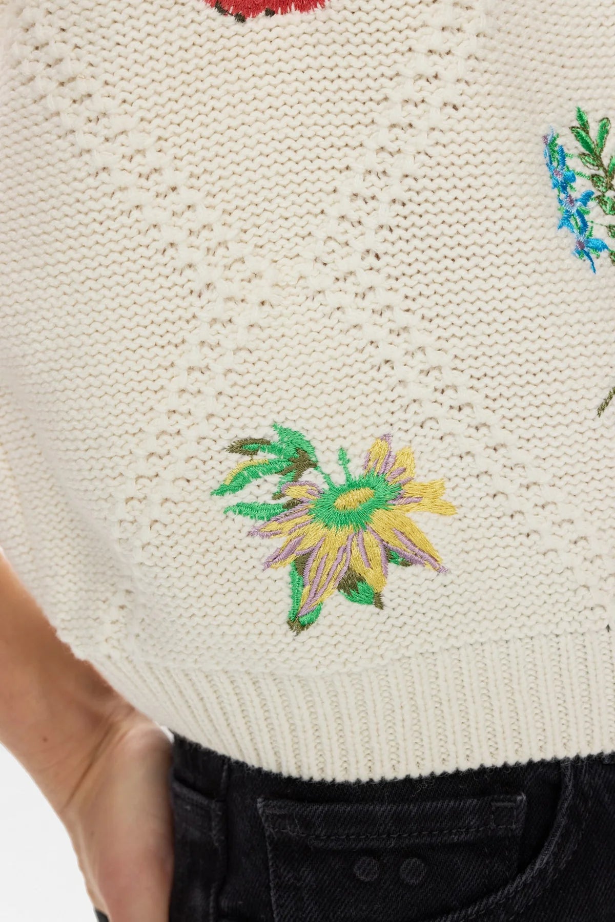 NUAMIE PULLOVER - Pristine Embroidered Flowers