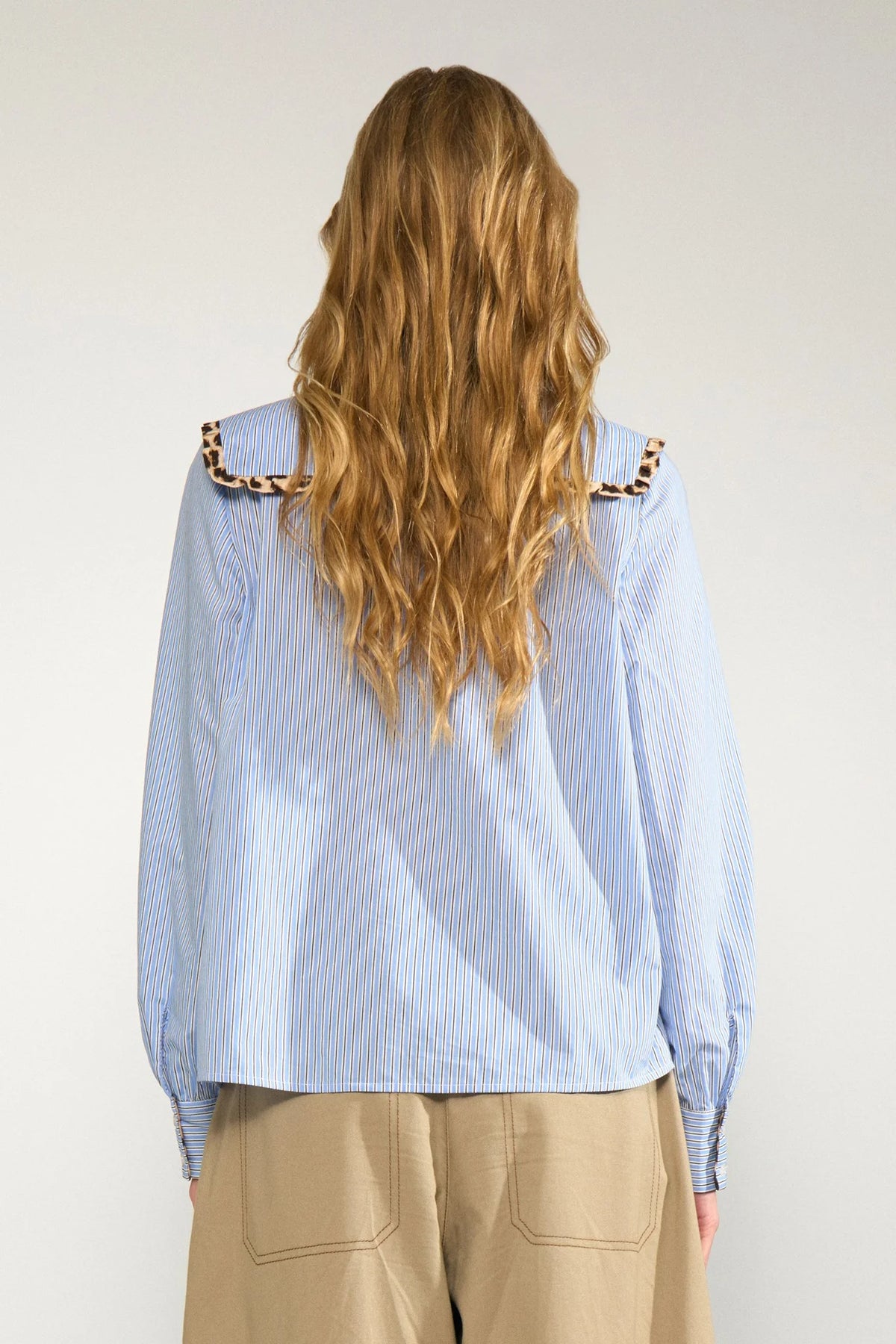 NUMAYANA SHIRT - Azurine Leopard Trim Collar