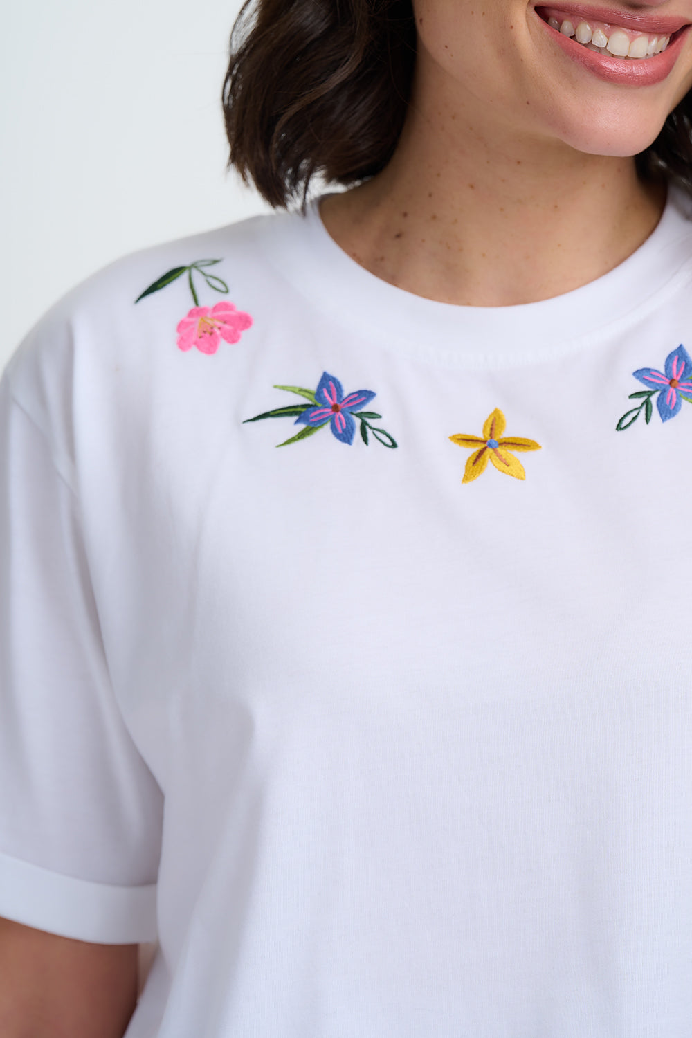 Celia Heavy-Weight T-Shirt - White, Flower Chain
